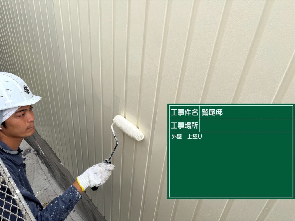 【外壁上塗り】<br />
仕上げ塗装で美観と耐候性を向上させます。<br />
<br />
未施工の場合、紫外線や雨に弱く、短期間で再劣化します。<br />
